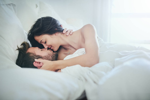 Tú eres mi todo. una joven pareja compartiendo un momento íntimo en su dormitorio - Foto, Imagen