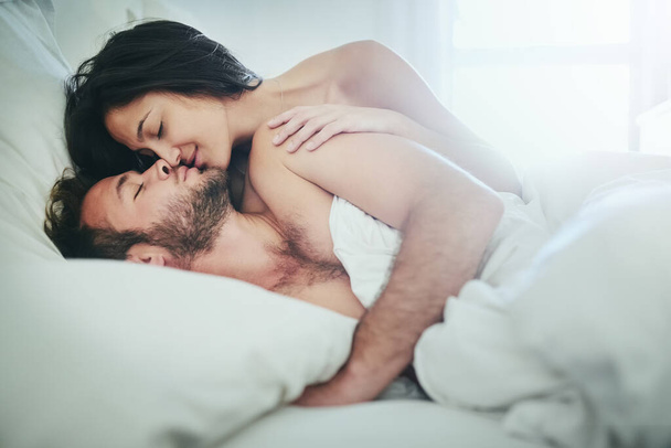 ¿Cómo llegué a ser tan afortunado? una joven pareja compartiendo un momento íntimo en su dormitorio - Foto, Imagen
