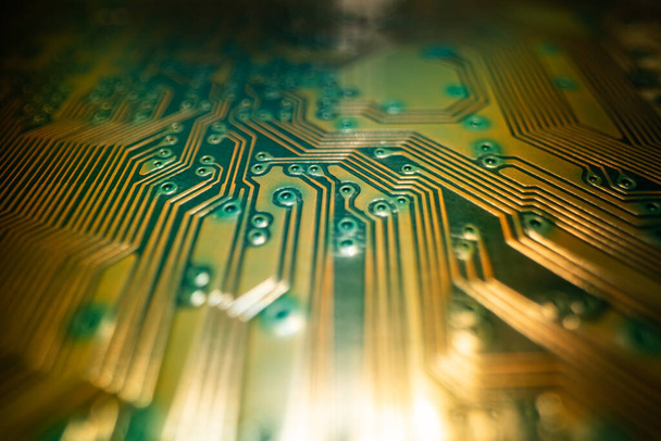 Electronic circuit board technology background. Electronic plate pattern. Circuit board, electrical scheme. Technology background. Electronic microcircuit with microchips and capacitors taken - Foto, Bild