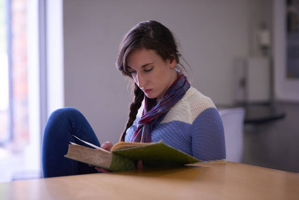 Читання на деяких нотатках для її наступного класу. студент університету читає книгу на кампусі
 - Фото, зображення