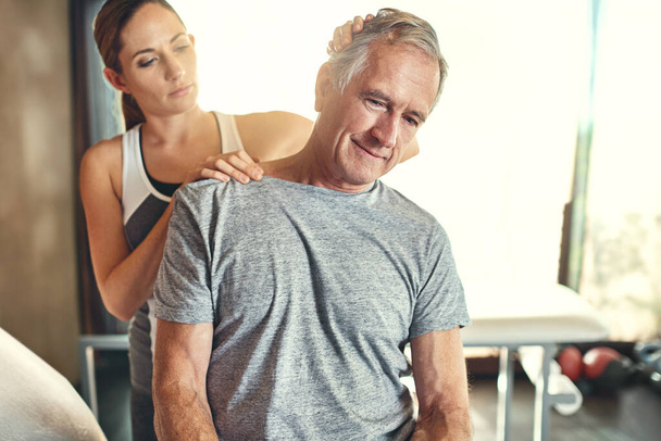 Zbav se ostré bolesti krku. starší muž, kterého léčí fyzioterapeut - Fotografie, Obrázek