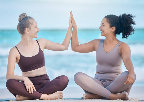 Mulher, amigos e cinco no ioga na praia para treinamento espiritual ou exercício de bem-estar na areia. Mulheres felizes relaxante tocando as mãos em sucesso para zen saudável ou equilíbrio de estilo de vida juntos. - Foto, Imagem