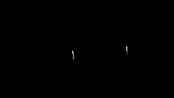 Fogos de artifício explodindo no céu escuro noite para celebração e conceito de aniversário - Filmagem, Vídeo
