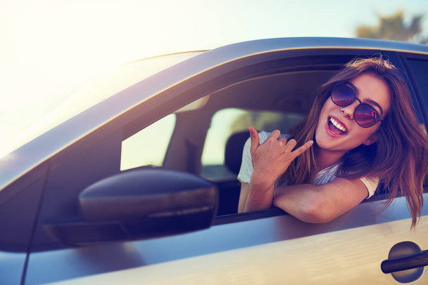 Свободно быть мной. Портрет молодой женщины, жестикулирующей перед вами, сидя в машине - Фото, изображение