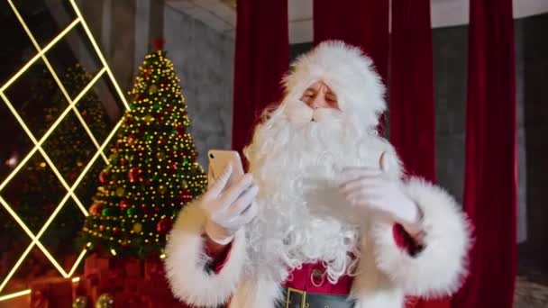 Der Weihnachtsmann spricht per Videoanruf. Neujahrsstimmung, die der Weihnachtsmann erzeugt, indem er mit den Tagen telefoniert - Filmmaterial, Video