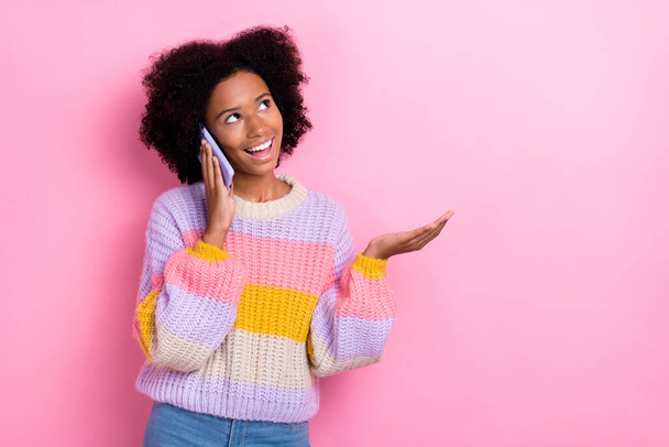 良い気分の女の子の写真とともにperming coifure服を着たニットセーター電話で話すことはピンクの色の背景に隔離された空のスペースに見えます. - 写真・画像