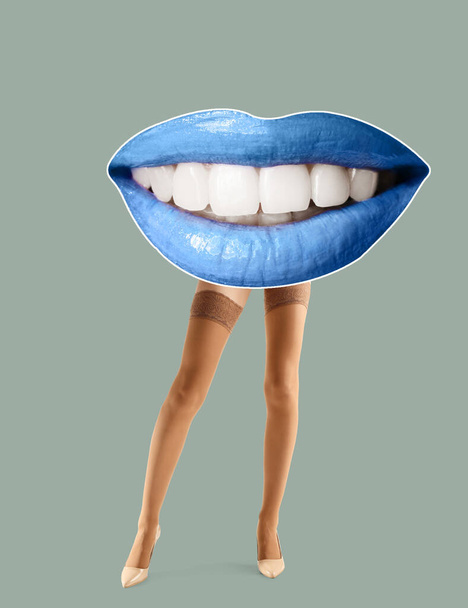 Collage mit blauen weiblichen Lippen und Beinen in Strümpfen auf grauem Hintergrund - Foto, Bild