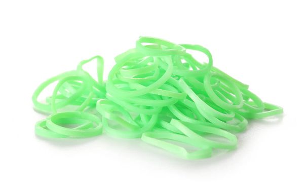 Montón de bandas de goma de oficina verde sobre fondo blanco - Foto, Imagen