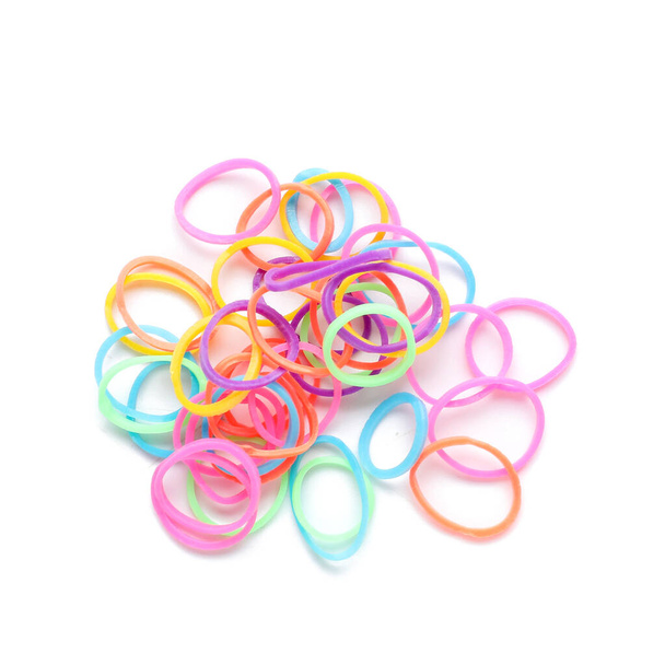 Montón de bandas de goma coloridas de oficina aisladas sobre fondo blanco - Foto, Imagen