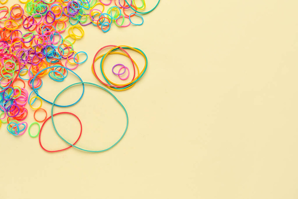 Montón de bandas de goma coloridas de oficina en el fondo de color - Foto, imagen