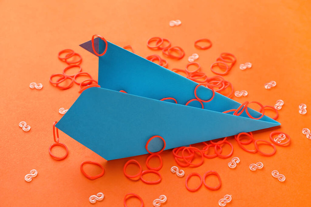 Plano de papel y bandas de goma sobre fondo de color - Foto, imagen