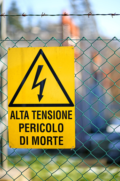 cartello di pericolo ad alta tensione nella centrale elettrica
 - Foto, immagini