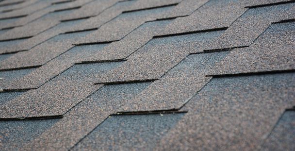 Close-up na casa telhado asfalto telhas textura. Instalação de telhas asfalto telhado consept com espaço de cópia. - Foto, Imagem