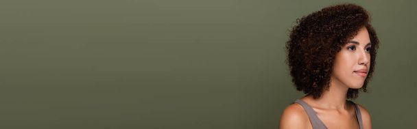 Kędzierzawa Afroamerykanka odwracając wzrok na zielono, sztandar  - Zdjęcie, obraz