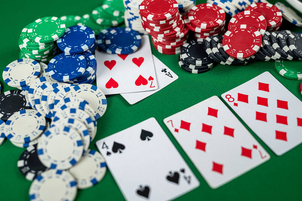 Покерные карты с тремя или набором комбинаций. Крупный план игрока руки берет игральные карты в покер-клубе - Фото, изображение