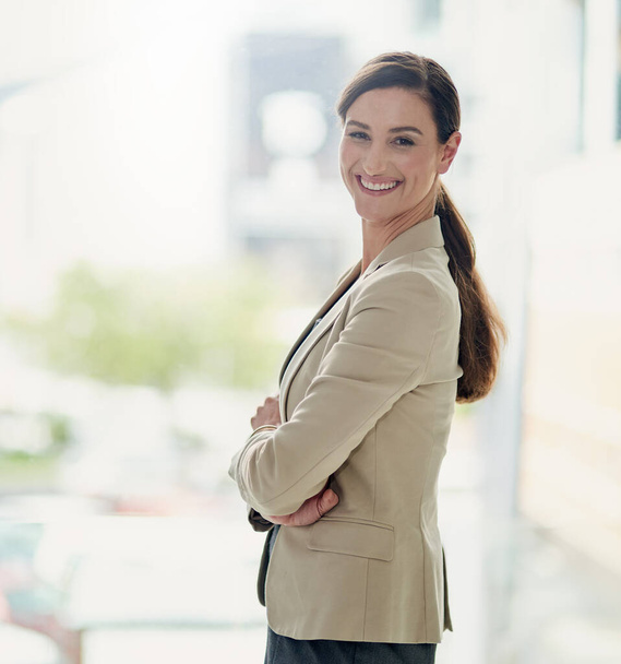 La autoseguridad impulsa el éxito profesional. Retrato de una mujer de negocios feliz y confiada que trabaja en una oficina moderna - Foto, Imagen