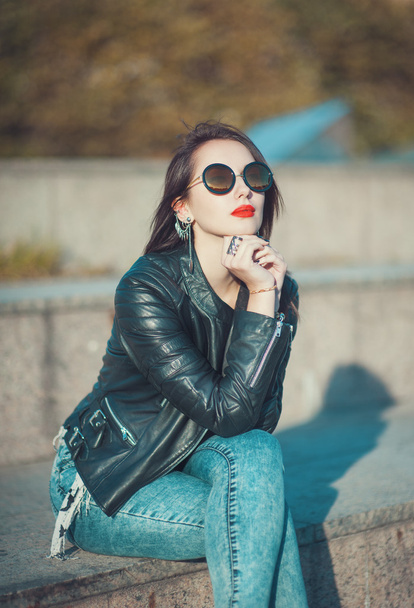 Jovem moda menina bonita em jaqueta de couro e óculos de sol
  - Foto, Imagem