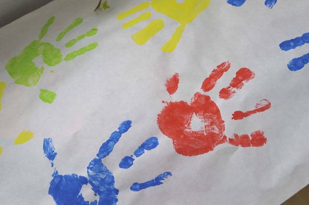 рука ребенка, символ молодости и взросления - Фото, изображение