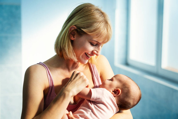 Portrait of a beautiful mother with her newborn baby - Foto, Bild