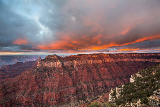 Malownicze krajobrazy Wielkiego Kanionu, Arizona, USA. Piękne naturalne tło. Widok wschodu słońca. - Zdjęcie, obraz