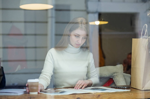 beautiful woman reading magazine in cafe - Valokuva, kuva