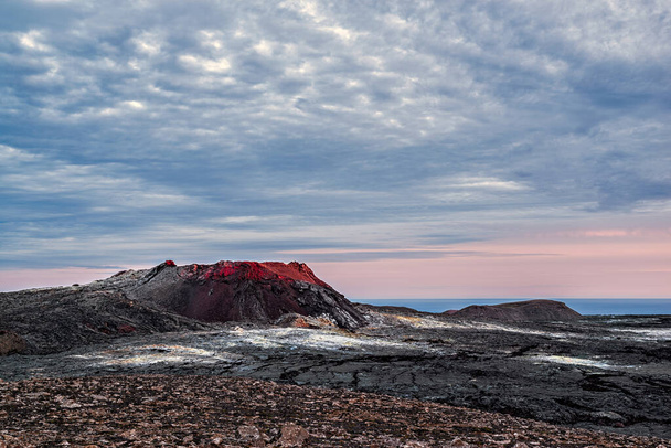 Fagradalsfjall vulkanikus napnyugtakor Reykjanes-félszigeten, körülbelül 40 km-re Reykjaviktól, Izlandtól - Fotó, kép