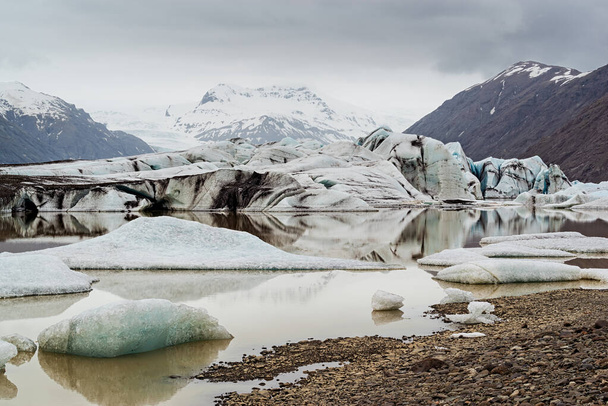 Heinabergsjokull ledovec a laguna na Islandu v zamračeném dni - Fotografie, Obrázek