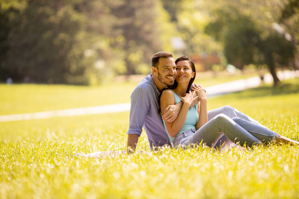 Onnellinen nuori pari rakastunut ruohokentällä kesäpäivänä - Valokuva, kuva
