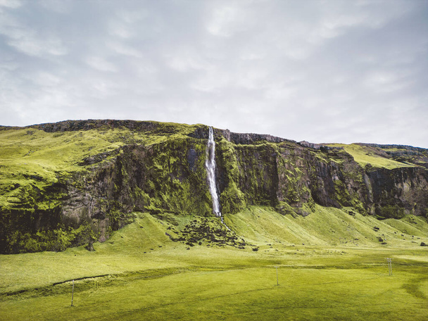Islannin vesiputous luonto matkustaa maisema Islannin luonnon taustalla. Suosittu matkailukohde kesälomakohde Etelä-Islannissa. Laadukas kuva - Valokuva, kuva