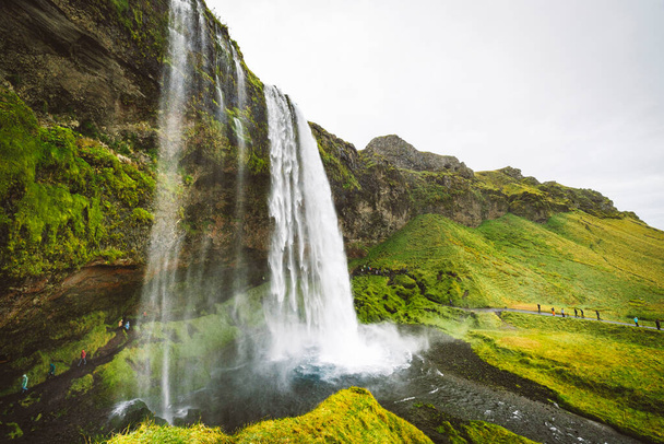 Gljufrafoss lub Gljufrabui, wodospad, mały wodospad ukryty na wąskim kanionie w pobliżu bardziej znanego Seljalandsfoss, południowej Islandii. Wysokiej jakości zdjęcie. - Zdjęcie, obraz