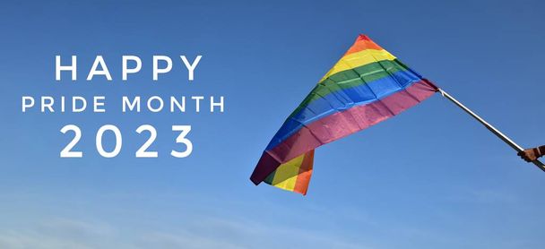 'HAPPY PRiDE MONTH 2023' kék és szivárvány zászlók háttér, koncepció lgbtq + ünnepségek büszke hónapban, június, 2023. - Fotó, kép