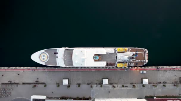 Velká luxusní motorová jachta kotvící v přístavu Varna, Bulharsko - Záběry, video
