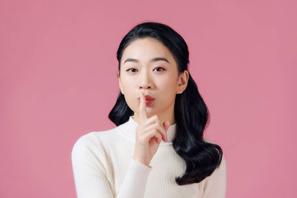 Sassy and creative cute asian girl prepare special surprise for girlfriend shushing with a finger over lip, smiling mysterious or sly - Foto, immagini