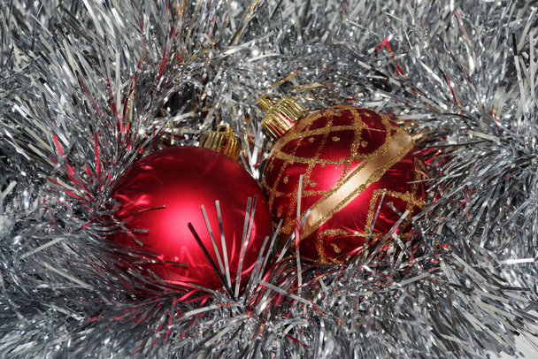 Deux boules de Noël rouges gisant dans la moule d'argent - Photo, image