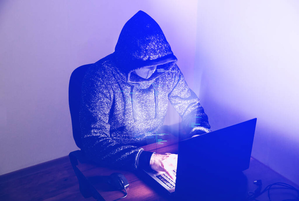 El hombre con capucha está pirateando datos personales. Seguridad de la información. Protección del concepto de información. Mala contraseña. - Foto, imagen