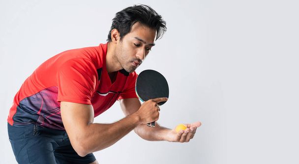 Ritratto di sportivo atleta di sesso maschile che gioca a ping pong isolato su sfondo bianco. - Foto, immagini