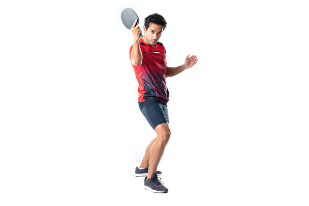 Ritratto di sportivo atleta di sesso maschile che gioca a ping pong isolato su sfondo bianco. - Foto, immagini