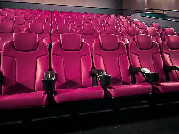 Kino i rozrywka, puste różowe miejsca w kinie do transmisji strumieniowej programów telewizyjnych i produkcji filmowej - Zdjęcie, obraz