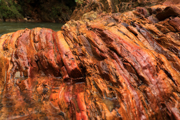 Una gran roca sedimentaria en capas se asienta en el río Boro-Boro, Sureste de Sulawesi, Indonesia. - Foto, imagen