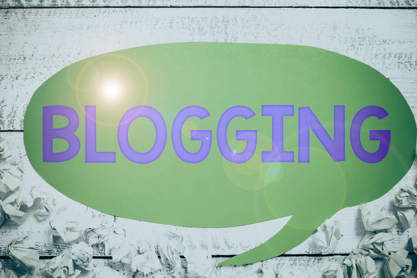 Szöveges jel mutatja Blogolás, Üzleti ötlet tartalmaz online személyes észrevételek videók és fénykép - Fotó, kép