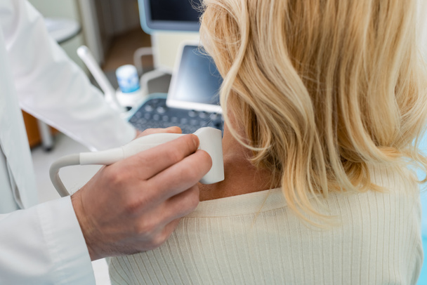 rajattu näkymä lääkäri tutkii imunestejärjestelmän blondi nainen ultraääni - Valokuva, kuva