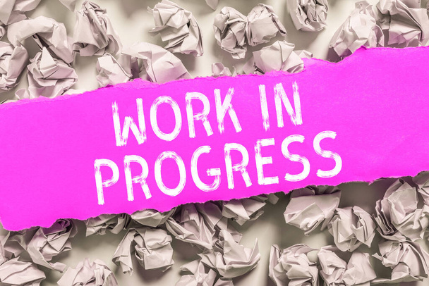 Texte inspirant Work In Progress, Word for Permanent Business avec travail d'équipe, stratégie et coopération - Photo, image