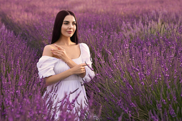 Portrait of beautiful young woman in lavender field - Foto, imagen