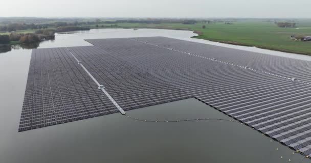 Grootste drijvend zonnepark van Europa aan een zandwinningsmeer, Bomhofsplas in Zwolle, Nederland. Duurzame winning van hernieuwbare energie. - Video