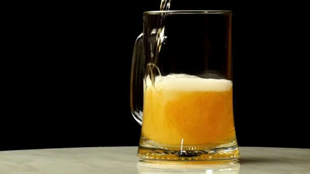 La cerveza se vierte en un vaso - Imágenes, Vídeo