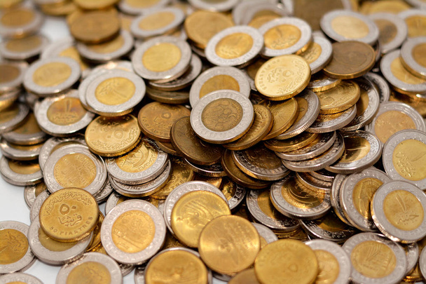 エジプトのコインの大規模な量、 1 EGP LE 1エジプトポンド半ポンド50ピスター、エジプト通貨の背景、経済とお金の為替レートの概念のスタック、選択的フォーカス - 写真・画像