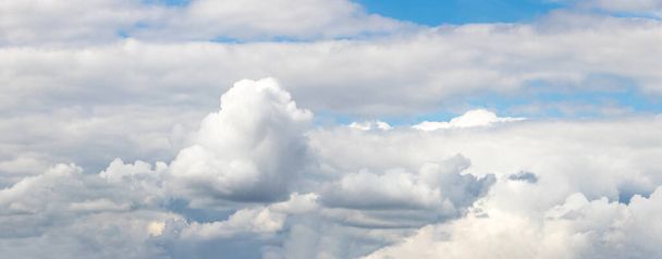 Γραφικό λευκό σγουρά σύννεφα στον ουρανό σε ηλιόλουστο καιρό - Φωτογραφία, εικόνα