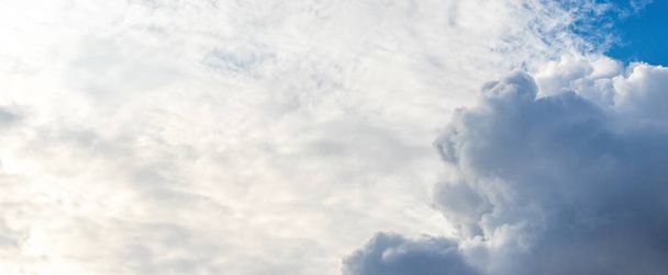 Arkaplanda kara bulutlar güneşli havada gökyüzünde beyaz bulutlar - Fotoğraf, Görsel