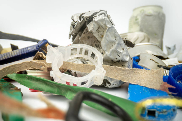 Makro pořízené podél sbírky plastových odpadků a odpadků  - Fotografie, Obrázek