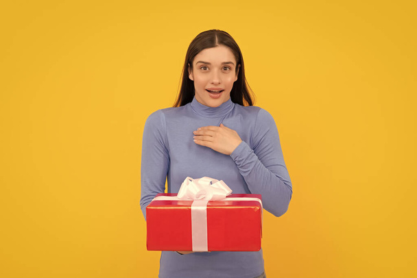 überraschte junge Frau mit Weihnachtsgeschenk oder Geschenkschachtel, einkaufen. - Foto, Bild